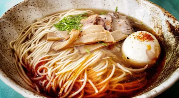 Aksamitny bulion, delikatny makaron, plastry mięsa, bambus i jajko – to właśnie jest ramen, idealny na chłodne dni.