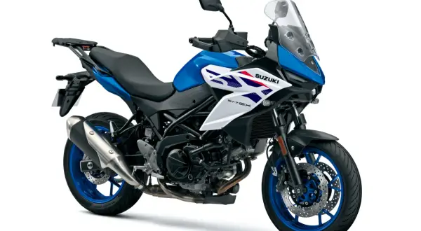 Niebiesko-biały, ekonomiczny motocykl turystyczny Suzuki SV-650X z kufrem na bagaż, gotowy na długie trasy.