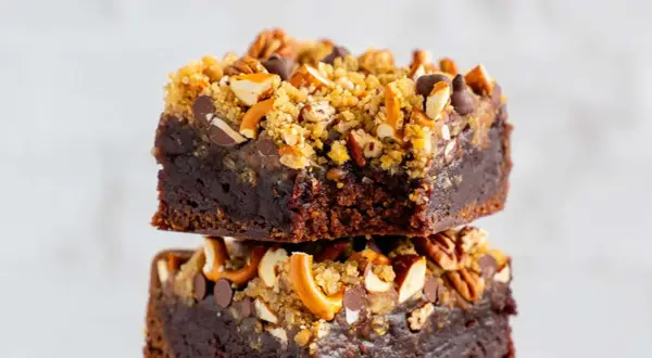 Zwei gestapelte Brownies mit Schokostückchen, Pekannüssen und Brezeln. Perfekt für Ihre nächsten Brownie Rezepte!