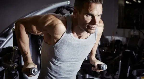 Jak ćwiczyć triceps? Zbuduj siłę i masę ramion z ekspertem!