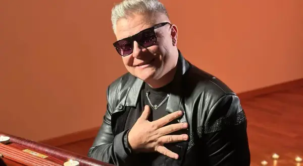 Gus Gus w skórzanej kurtce i okularach, z ręką na sercu, jakby wspominał swój "polyesterday".