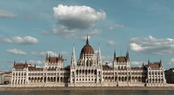 Majestatyczny Parlament Węgierski nad Dunajem, jedna z głównych atrakcji w: Budapeszt.