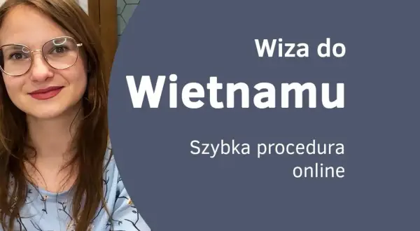 Uśmiechnięta kobieta w okularach informuje o szybkiej procedurze online na wizę do Wietnamu.