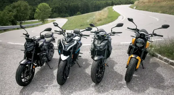 Cztery motocykle stojące na zakręcie górskiej drogi. Czy to najlepsza marka motocykli?