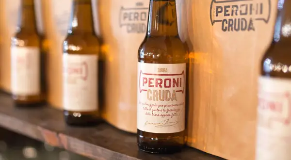 Bottiglie di birra Peroni Cruda, non pastorizzata per preservare tutto il gusto e la freschezza. Il significato di "cruda" è proprio questo: freschezza autentica.