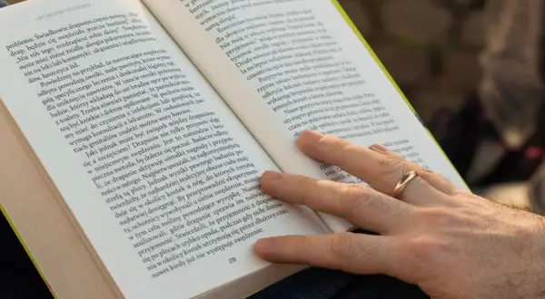 Krótkie streszczenie: Drapanie przynosi ulgę, aktywuje ośrodki nagrody w mózgu, a nawet może poprawić samopoczucie.