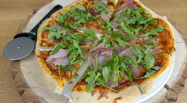 Domowa pizza jak z pizzerii? Mój przepis i tajne triki!