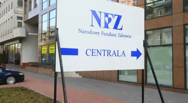 Tablica NFZ "Centrala" kieruje do budynku. Zastanawiasz się, ile kosztuje wyjazd do sanatorium? Tutaj znajdziesz odpowiedzi.