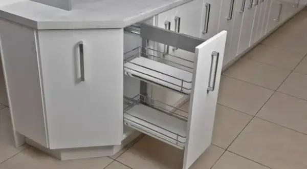 Jak wyjąć kosz cargo z szafki bez uszkodzeń i frustracji