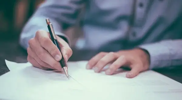 Przepisanie działki u notariusza - jakie dokumenty są niezbędne?