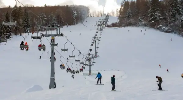 Bieszczady na nartach: najlepsze stoki, ceny i porady dla rodzin