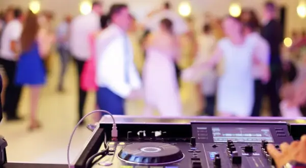 Ile zarabia DJ na weselu? Fakty, które zaskoczą każdego!