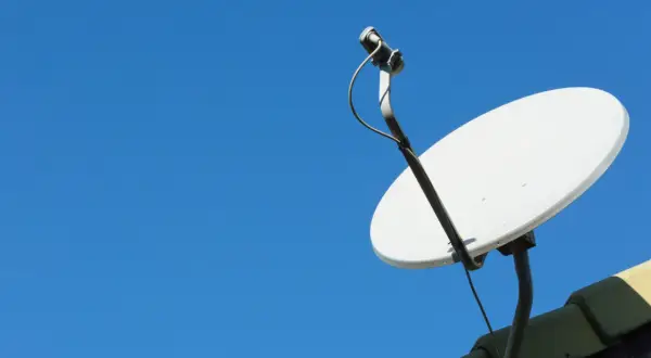 Antena satelitarna Cyfrowego Polsatu na dachu. Aplikacja do ustawienia anteny pomoże Ci złapać najlepszy sygnał.