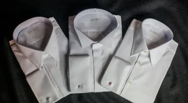 Trzy eleganckie, białe koszule z mankietami na spinki. Dowiedz się, jak prać koszule, by zachowały nieskazitelny wygląd.