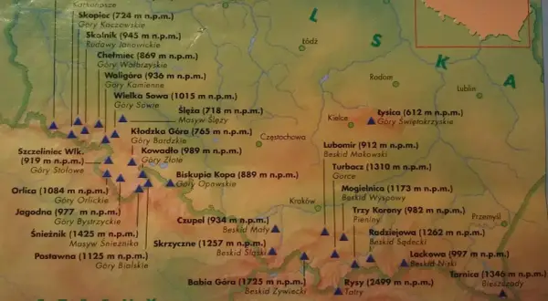 Mapa przedstawia korona gór polski z zaznaczonymi szczytami i ich wysokościami.