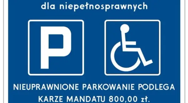 Znak informuje o miejscu parkingowym dla niepełnosprawnych. Nieuprawnione parkowanie grozi mandatem 800 zł i 5 punktami karnymi.