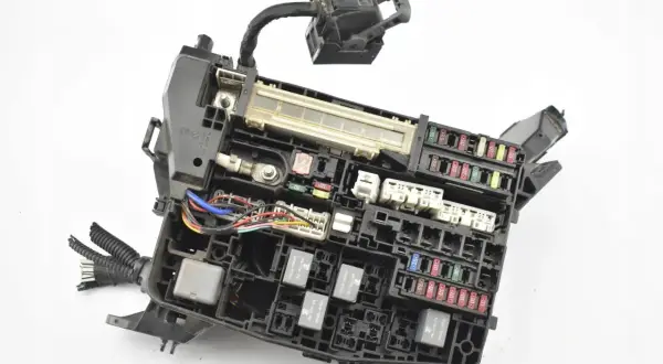 Schemat bezpieczników Toyota Avensis T27 po polsku. Widoczne bezpieczniki, przekaźniki i wiązka przewodów.