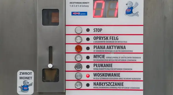 Panel myjni bezdotykowej: wybierz program (mycie, płukanie, woskowanie), wrzuć monety i dowiedz się, jak działa myjnia bezdotykowa.