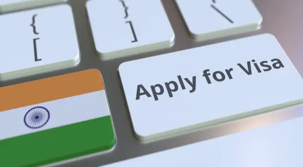 Teclado con la bandera de India y la tecla "Apply for Visa". Averigua el precio visado India para tu viaje.