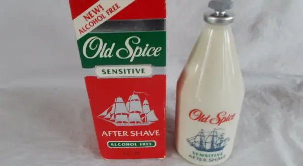 Old Spice woda po goleniu Sensitive, w butelce i pudełku, z żaglowcem. Idealna dla wrażliwej skóry.