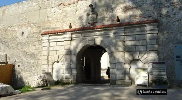 Kamienna brama w twierdzy Pieskowa Skała, z herbem nad łukiem.