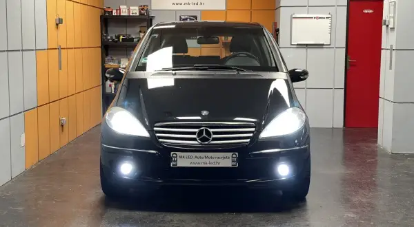 Czarny Mercedes A Klasa W169 z nowymi, jasno świecącymi światłami. Wymiana żarówki H7 w tym modelu jest prosta.