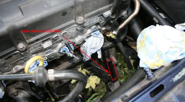 Szukasz, gdzie jest kod silnika Opel Y17DT z 2001 roku? Strzałka wskazuje jego przybliżoną lokalizację.