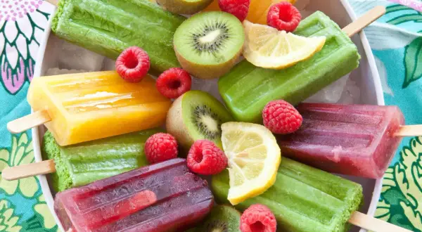 Bunte Fruchteis-Sorten, perfekt zum Wassereis selber machen. Mit Kiwi, Himbeeren und Zitrone.
