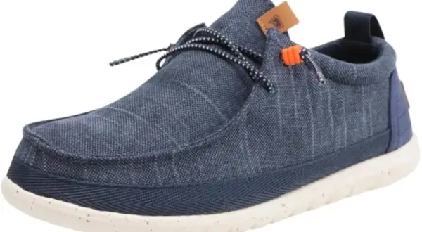 Scarpa casual blu da uomo Wrangler, con lacci e dettagli arancioni. Perfetta per un look informale.