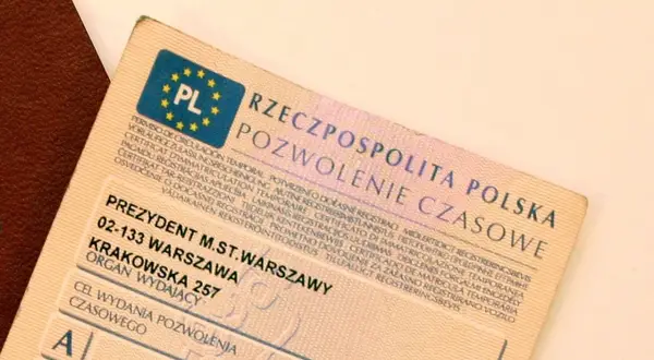Polskie pozwolenie czasowe, miękki dowód rejestracyjny pojazdu z pieczęcią urzędową z Warszawy.