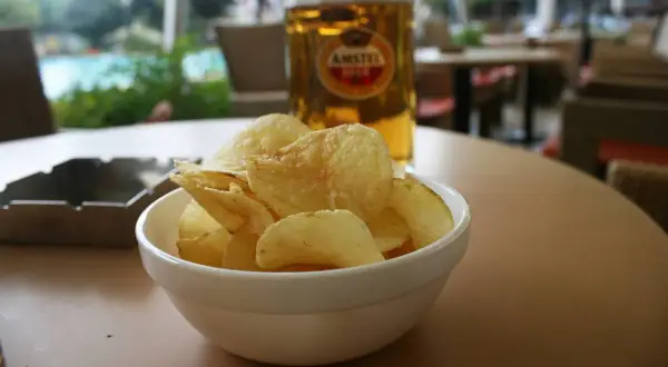 Chrupki ziemniaczane i piwo Amstel. Zastanawiasz się, ile węglowodanów ma piwo? To przekąska idealna do relaksu.