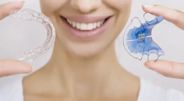 Sorriso smagliante con Invisalign e apparecchio trasparente. Nessun mal di testa, solo denti perfetti.
