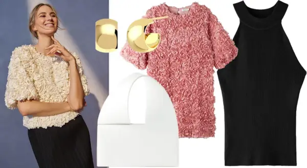 En modell visar en krämvit topp med blomdetaljer. Bredvid syns en rosa blommig topp, en vit handväska, guldsmycken och en svart ribbad topp, som en silver tshirt.