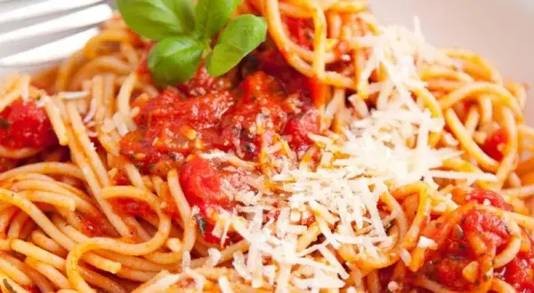 Prosty przepis na spaghetti napoli z passaty, który zachwyci smakiem