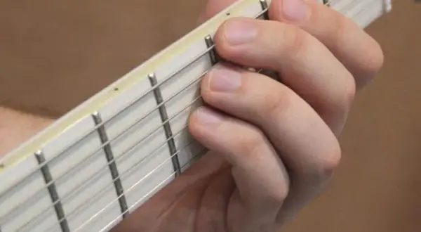 Jak grać na gitarze elektrycznej - proste techniki dla początkujących