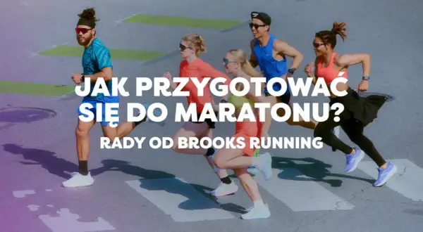Grupa biegaczy pokonuje pasy na ulicy. Tekst na zdjęciu: "Jak przygotować się do maratonu? Rady od Brooks Running".