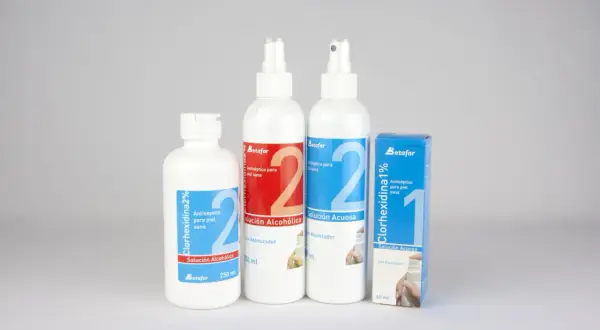 Variedad de productos de clorhexidina, un antiséptico eficaz. Incluye soluciones alcohólicas y acuosas en diferentes concentraciones y tamaños, ideales para el cuidado de la piel.