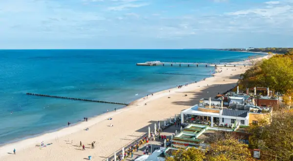 Spacerem po piaszczystych plażach i tętniących życiem promenadach nad morzem, pod błękitnym niebem.