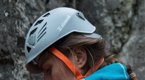 Kask wspinaczkowy Simond, firmy znanej z produkcji sprzętu outdoorowego, chroni głowę podczas wspinaczki.