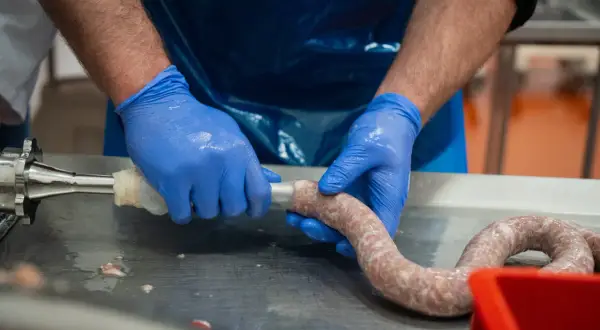 Jak wiązać kiełbasę sznurkiem? Perfekcyjne wędliny krok po kroku