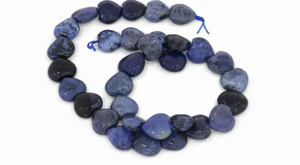 Herzförmige Perlen aus blauem Dumortierit, auf einer Schnur aufgereiht, mit dunklen und hellen Mustern.