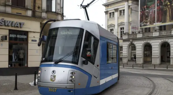 Nowoczesny tramwaj MPK na ulicy. Linia 6 jedzie do Kowali.