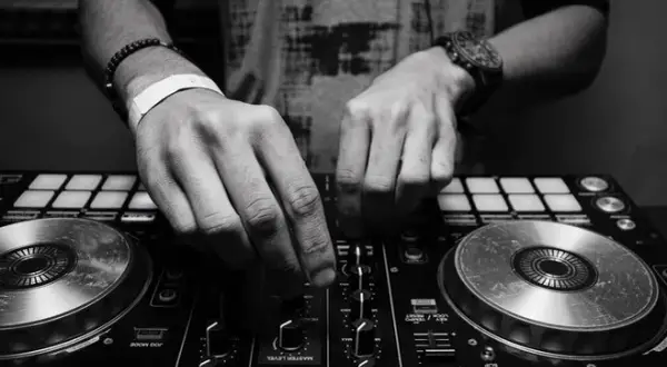 Jak zostać DJ-em w klubie: kluczowe kroki do sukcesu i rozwoju