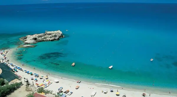 Spiaggia di Riaci, Calabria. Acque cristalline, scogli suggestivi e sabbia dorata. Ecco come arrivare in questo paradiso.