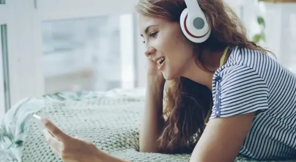 Jak gwiazdy się relaksują: muzyka, memy i trendy na platformach rozrywkowych w Polsce