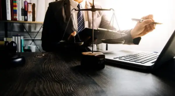 Czym różni się radca prawny od doradcy prawnego? Kluczowe różnice