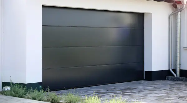 Modern mörkgrå garageport med horisontella linjer. Perfekt för dig som vill byta garageport och uppgradera husets utseende.