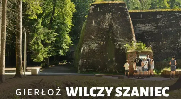 Grupa turystów zwiedza Wilczy Szaniec. Ile trwa zwiedzanie? To zależy od zainteresowań, ale warto zarezerwować kilka godzin.