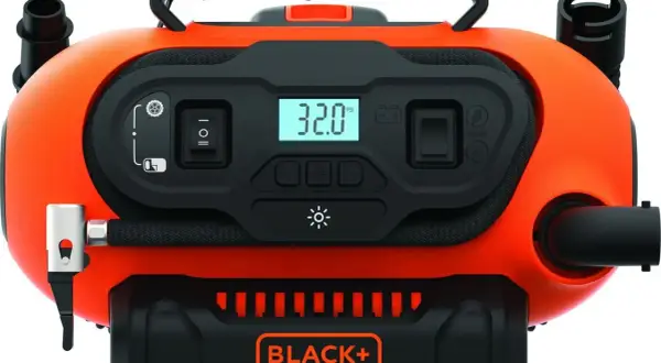 Pomarańczowy kompresor Black+Decker z cyfrowym wyświetlaczem pokazującym 32.0 PSI, gotowy do pompowania opon.