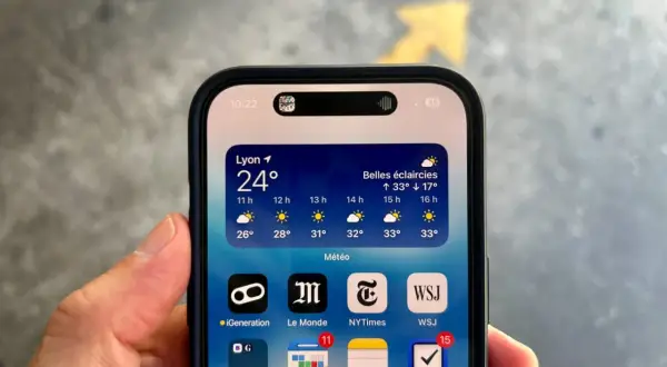 iPhone avec la Dynamic Island affichant la météo à Lyon. La barre d'état montre l'heure et le niveau de batterie.